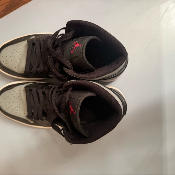 Jordan 1 Mids men’s 8.5 - Picture 8 of 9